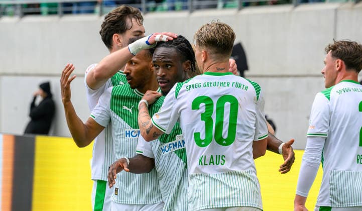 19 04 2026 Fußball Saison 2025 2026 2 Fußball Bundesliga 30 Spieltag SpVgg Greuther Fürth Kleeblatt SV Darmstadt 98 Lilien Sportfoto Zink xwoxzix DFL regulations prohibit any use of photographs as image sequences and or quasi video only for editorial use Torjubel Jubel nach Treffer Tor Torschuß zum 2 2 durch Noel Futkeu 9, SpVgg Greuther Fürth Julian Green 37, SpVgg Greuther Fürth Noel Futkeu 9, SpVgg Greuther Fürth Felix Klaus 30, SpVgg Greuther Fürth