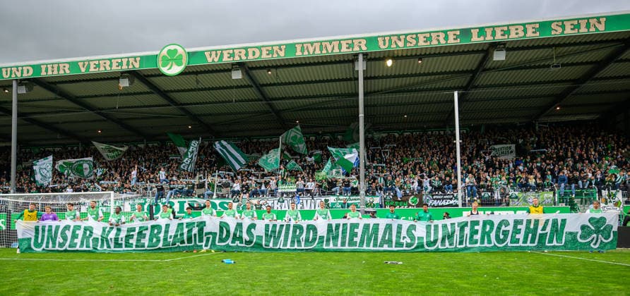 19 04 2026 Soccer Season 2025 2026 2 Soccer Bundesliga 30 Matchday SpVgg Greuther Fürth Kleeblatt SV Darmstadt 98 Lilien Sportfoto Zink xwoxzix DFL regulations prohibit any use of photographs as image sequences and or quasi video only for editorial use Mannschaft Team Fürth mit Spruchband Banner der Greutherfürthfans Fans Fanblock Kleeblattfans nach Spielende Unser Kleeblatt das wir niemals untergeh n