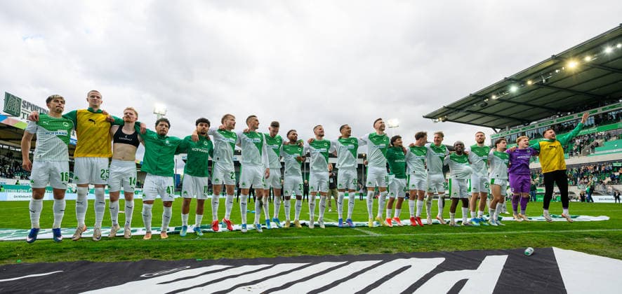 19 04 2026 Soccer Season 2025 2026 2 Soccer Bundesliga 30 Matchday SpVgg Greuther Fürth Kleeblatt SV Darmstadt 98 Lilien Sportfoto Zink xwoxzix DFL regulations prohibit any use of photographs as image sequences and or quasi video only for editorial use Mannschaft Team Fürth vor Greutherfürthfans Fans Fanblock Kleeblattfans nach Spielende