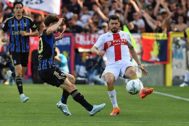 Matteo Tramoni (Pisa) Leo Skiri Ostigard (Genoa) during Pisa SC vs Genoa CFC, Italian soccer Serie A match in Pisa, Italy, April 19 2026  Copyright: xGabrielexMasotti IPAxSportx xipa-agency.netx xx IPA_74082157 IPA_Agency_IPA74082157
