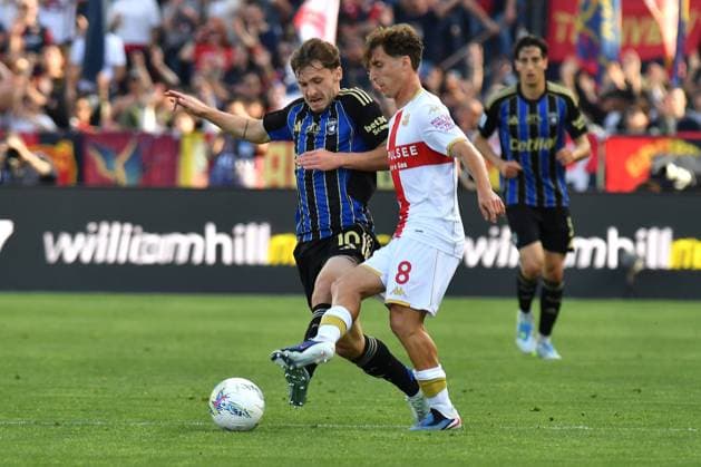 Matteo Tramoni (Pisa) Tommaso Baldanzi (Genoa) during Pisa SC vs Genoa CFC, Italian soccer Serie A match in Pisa, Italy, April 19 2026  Copyright: xGabrielexMasotti IPAxSportx xipa-agency.netx xx IPA_74082159 IPA_Agency_IPA74082159