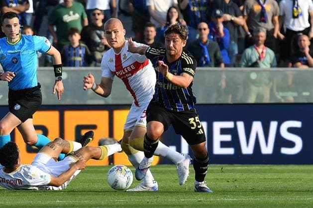 Felipe Loyola (Pisa) Leo Skiri Ostigard (Genoa) during Pisa SC vs Genoa CFC, Italian soccer Serie A match in Pisa, Italy, April 19 2026  Copyright: xGabrielexMasotti IPAxSportx xipa-agency.netx xx IPA_74082164 IPA_Agency_IPA74082164