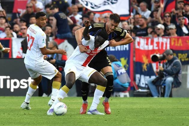 0Sayuki Jeff Ekhator (Genoa) Simone Canestrelli (Pisa) during Pisa SC vs Genoa CFC, Italian soccer Serie A match in Pisa, Italy, April 19 2026  Copyright: xGabrielexMasotti IPAxSportx xipa-agency.netx xx IPA_74082174 IPA_Agency_IPA74082174