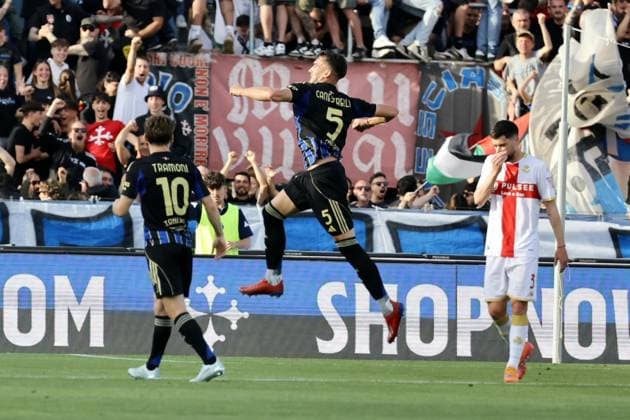 April 19, 2026, Pisa, ITALIA: Pisa s Simone Canestrelli celebrates with his teammate after scoring 1-0 during the Italian Serie A soccer match Pisa SC vs Genoa CFC at Arena Garibaldi stadium in Pisa, Italy, 19 April 2026. ANSA ENRICO MATTIA DEL PUNTA Italy Soccer Serie A - Pisa SC Vs Genoa  - ZUMAa110 20260419_zaf_a110_028 Copyright: xEnricoxMattiaxDelxPuntax