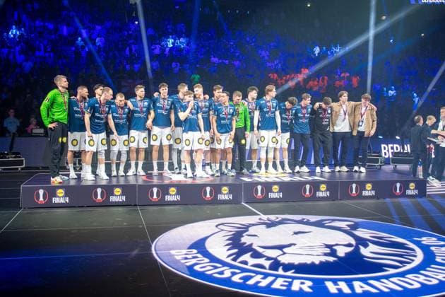 The BHC players at the award ceremony for second place, Bergischer HC Fuechse Berlin, DHB Pokal Maenner, Herren, 6 Spieltag, Finale, Daikin HBL, Lidl Final 4, 19 04 2026 Köln NRW Germany Copyright: xkolbert-press MartinxWdziecznyx