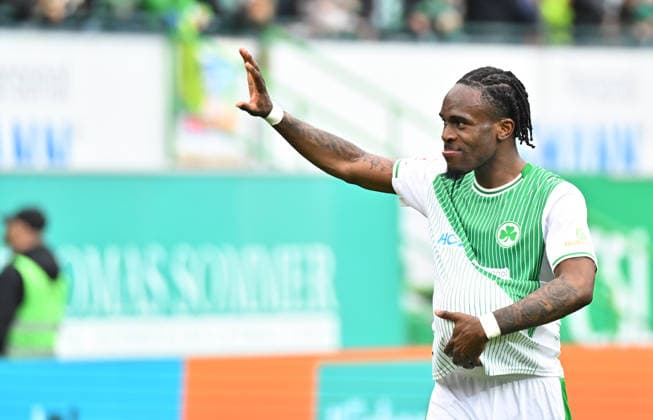 19 04 2026 Soccer Season 2025 2026 2 Soccer Bundesliga 30 Matchday SpVgg Greuther Fürth Kleeblatt SV Darmstadt 98 Lilien Sportfoto Zink MeZi xmexzix DFL regulations prohibit any use of photographs as image sequences and or quasi video only for editorial use Noel Futkeu 9, SpVgg Greuther Fürth mit Spielball Ball unter Trikot