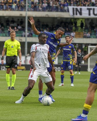 AC Milan s Youssouf Fofana battle for the ball with Jean-Daniel Akpa Akpro of Hellas Verona FC during Hellas Verona FC vs AC Milan, 33Â° Serie A Enilive 2025-26 game at Marcantonio Bentegodi stadium in Verona (VR), Italy, on April 19, 2026.  Copyright: xDavidexCasentini IPAxSportx xipa-agency.netx xx IPA_74077923 IPA_Agency_IPA74077923
