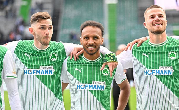 19 04 2026 Soccer Season 2025 2026 2 Soccer Bundesliga 30 Matchday SpVgg Greuther Fürth Kleeblatt SV Darmstadt 98 Lilien Sportfoto Zink MeZi xmexzix DFL regulations prohibit any use of photographs as image sequences and or quasi video only for editorial use from left Branimir Hrgota 10, SpVgg Greuther Fürth Julian Green 37, SpVgg Greuther Fürth Jan Elvedi 15, SpVgg Greuther Fürth Jubel Freude nach Spielende