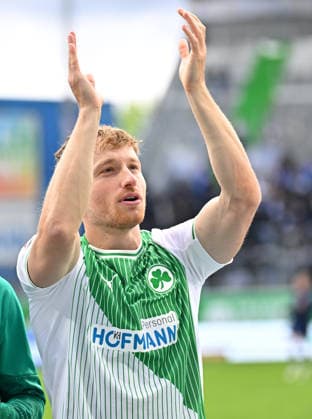 19 04 2026 Soccer Season 2025 2026 2 Soccer Bundesliga 30 Matchday SpVgg Greuther Fürth Kleeblatt SV Darmstadt 98 Lilien Sportfoto Zink MeZi xmexzix DFL regulations prohibit any use of photographs as image sequences and or quasi video only for editorial use Jannik Dehm 23, SpVgg Greuther Fürth Jubel Freude nach Spielende