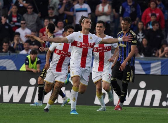 Celebrities Genoa s Lorenzo Colombo make score a goal 1-2...During the Serie A soccer match between Pisa and Genoa at the Cetilar Arena Romeo Anconetani Stadium in Pisa; Center West Italy; Sunday April 19 2026 ; Soccer  Copyright: xAlessandroxLaxRoccax xLaPressex