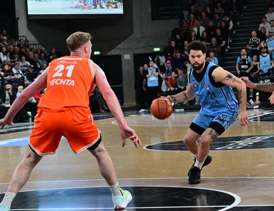 GER, 1 BBL, Veolia Towers Hamburg vs SC Rasta Vechta 19 04 2026,,GER, 1 BBL, Veolia Towers Hamburg vs SC Rasta Vechta, in the picture Lars Thiemann RASTA Vechta 21 tries to assert himself against Devon Daniels IV Veolia Towers Hamburg 21 nordphotoxGmbH xWitke nph00002