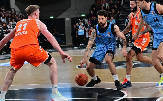 GER, 1 BBL, Veolia Towers Hamburg vs SC Rasta Vechta 19 04 2026,,GER, 1 BBL, Veolia Towers Hamburg vs SC Rasta Vechta, in the picture Lars Thiemann RASTA Vechta 21 tries to assert himself against Devon Daniels IV Veolia Towers Hamburg 21 nordphotoxGmbH xWitke nph00002