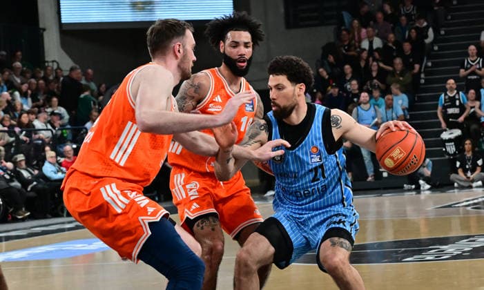 GER, 1 BBL, Veolia Towers Hamburg vs SC Rasta Vechta 19 04 2026,,GER, 1 BBL, Veolia Towers Hamburg vs SC Rasta Vechta, in the picture Devon Daniels IV Veolia Towers Hamburg 21 tries to assert himself against Philipp Herkenhoff RASTA Vechta 14 and Fynn Lastring RASTA Vechta 16 nordphotoxGmbH xWitke nph00002