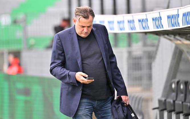 19 04 2026 Soccer season 2025 2026 2 Soccer Bundesliga 30 Matchday SpVgg Greuther Fürth Kleeblatt SV Darmstadt 98 Lilien Sportfoto Zink MeZi xmexzix DFL regulations prohibit any use of photographs as image sequences and or quasi video only for editorial use Tom Eilers Managing Director Licensing Sv Darmstadt 98 looks at phone cell phone smartphone
