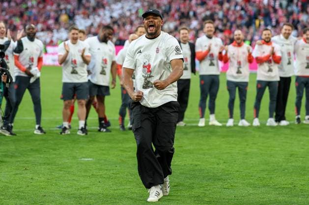 Die Mannschaft des FC Bayern Muenchen feiert am 30. Spieltag den 35. Meistertitel vorzeitig., Chef-Trainer Vincent Kompany (FC Bayern Muenchen), FC Bayern Muenchen vs. VfB Stuttgart, Fussball, 1. Bundesliga, 30. Spieltag, 19.04.2026 DFL DFB regulations prohibit any use of photographs as image sequences and or quasi-video Muenchen Bayern Deutschland *** The FC Bayern Muenchen team celebrates the 35 championship title prematurely on matchday 30 , Head Coach Vincent Kompany FC Bayern Muenchen , FC Bayern Muenchen vs VfB Stuttgart, Football, 1 Bundesliga, Matchday 30, 19 04 2026 DFL DFB regulations prohibit any use of photographs as image sequences and or quasi video Muenchen Bayern Germany Copyright: xkolbert-press ChristianxKolbertx
