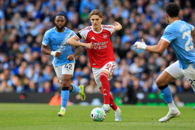 Manchester City v Arsenal, Premier League Martin Odegaard (8) of Arsenal runs with the ball during the Premier League match between Manchester City and Arsenal at the Etihad Stadium, Manchester, UK on 19 April 2026. Manchester Etihad Stadium Manchester UK Editorial use only DataCo restrictions apply See www.football-dataco.com , Copyright: xConorxMolloyx PSI-24102-0069