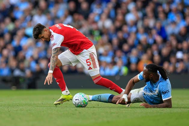 Manchester City v Arsenal, Premier League Piero Hincapie (5) of Arsenal and Antione Semenyo (42) of Manchester City challenge for the ball during the Premier League match between Manchester City and Arsenal at the Etihad Stadium, Manchester, UK on 19 April 2026. Manchester Etihad Stadium Manchester UK Editorial use only DataCo restrictions apply See www.football-dataco.com , Copyright: xConorxMolloyx PSI-24102-0070