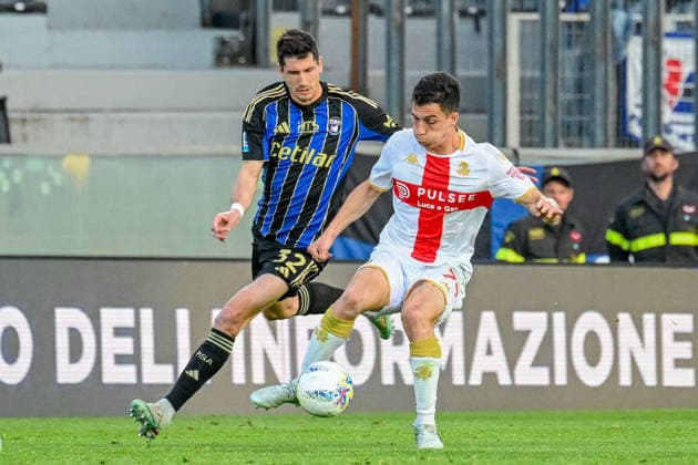 GenoaÕs Patrizio Masini fights for the ball with PisaÕs Stefano Moreo during the Serie A soccer match between Pisa and Genoa at the Romeo Anconetani Stadium in Pisa, Italy - Sunday, April 19, 2026. - Soccer .  Copyright: xTanoxPecoraro LaPressex