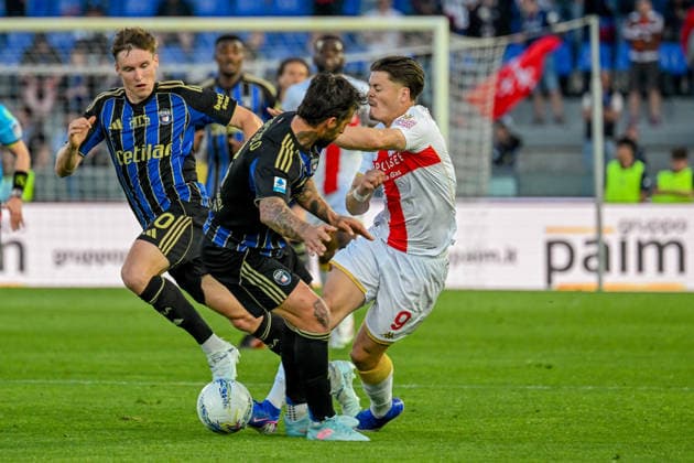 GenoaÕs Vitinha fights for the ball during the Serie A soccer match between Pisa and Genoa at the Romeo Anconetani Stadium in Pisa, Italy - Sunday, April 19, 2026. - Soccer .  Copyright: xTanoxPecoraro LaPressex