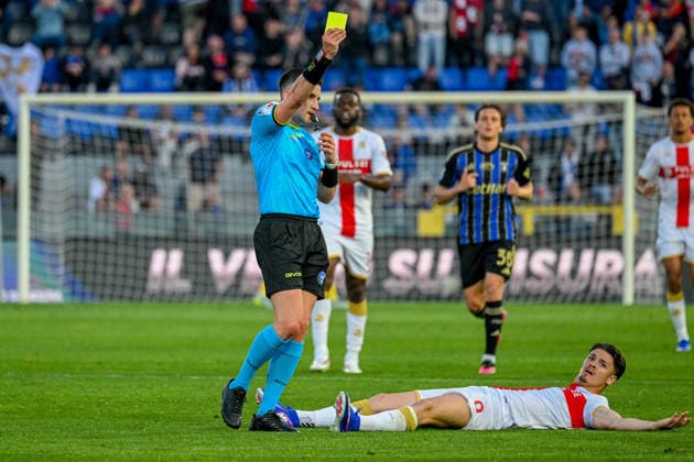the referee gives a yellow card during the Serie A soccer match between Pisa and Genoa at the Romeo Anconetani Stadium in Pisa, Italy - Sunday, April 19, 2026. - Soccer .  Copyright: xTanoxPecoraro LaPressex