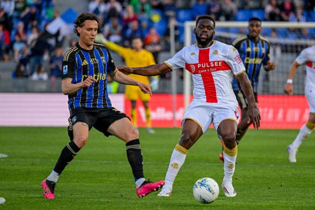 GenoaÕs Jean Onana fights for the ball during the Serie A soccer match between Pisa and Genoa at the Romeo Anconetani Stadium in Pisa, Italy - Sunday, April 19, 2026. - Soccer .  Copyright: xTanoxPecoraro LaPressex