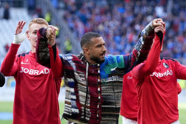 Deutschland, Fussball, 1. Bundesliga, 30.Spieltag, 2025 2026, SC Freiburg vs. 1. FC Heidenheim, 19.04.2026, Europa-Park Stadion, Freiburg, Daniel-Kofi Kyereh (SC Freiburg, 11) feiert den Sieg mit der Mannschaft und den Fans DFL REGULATIONS PROHIBIT ANY USE OF PHOTOGRAPHS AS IMAGE SEQUENCES AND OR QUASI-VIDEO. Freiburg Europa-Park Stadion Baden-Württemberg Deutschland *** Germany, Football, 1 Bundesliga, Matchday 30, 2025 2026, SC Freiburg vs 1 FC Heidenheim, 19 04 2026, Europa Park Stadion, Freiburg, Daniel Kofi Kyereh SC Freiburg, 11 celebrates the victory with the team and the fans DFL REGULATIONS PROHIBIT ANY USE OF PHOTOGRAPHS AS IMAGE SEQUENCES AND OR QUASI VIDEO Freiburg Europa Park Stadion Baden Württemberg Germany Copyright: xArnexAmbergx