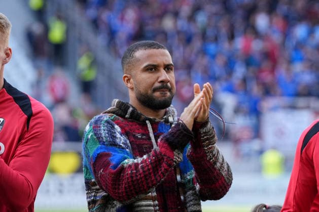 Deutschland, Fussball, 1. Bundesliga, 30.Spieltag, 2025 2026, SC Freiburg vs. 1. FC Heidenheim, 19.04.2026, Europa-Park Stadion, Freiburg, Daniel-Kofi Kyereh (SC Freiburg, 11) feiert den Sieg mit der Mannschaft und den Fans DFL REGULATIONS PROHIBIT ANY USE OF PHOTOGRAPHS AS IMAGE SEQUENCES AND OR QUASI-VIDEO. Freiburg Europa-Park Stadion Baden-Württemberg Deutschland *** Germany, Football, 1 Bundesliga, Matchday 30, 2025 2026, SC Freiburg vs 1 FC Heidenheim, 19 04 2026, Europa Park Stadion, Freiburg, Daniel Kofi Kyereh SC Freiburg, 11 celebrates the victory with the team and the fans DFL REGULATIONS PROHIBIT ANY USE OF PHOTOGRAPHS AS IMAGE SEQUENCES AND OR QUASI VIDEO Freiburg Europa Park Stadion Baden Württemberg Germany Copyright: xArnexAmbergx