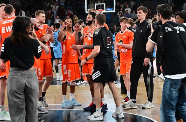 GER, 1 BBL, Veolia Towers Hamburg vs SC Rasta Vechta 19 04 2026,,GER, 1 BBL, Veolia Towers Hamburg vs SC Rasta Vechta, in the picture the team of Vechta cheers about the victory nordphotoxGmbH xWitke nph00002