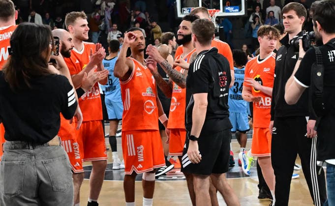 GER, 1 BBL, Veolia Towers Hamburg vs SC Rasta Vechta 19 04 2026,,GER, 1 BBL, Veolia Towers Hamburg vs SC Rasta Vechta, in the picture the team of Vechta cheers about the victory nordphotoxGmbH xWitke nph00002