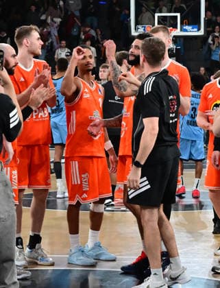 GER, 1 BBL, Veolia Towers Hamburg vs SC Rasta Vechta 19 04 2026,,GER, 1 BBL, Veolia Towers Hamburg vs SC Rasta Vechta, in the picture the team of Vechta cheers about the victory nordphotoxGmbH xWitke nph00002
