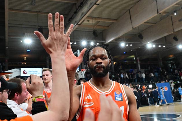 GER, 1 BBL, Veolia Towers Hamburg vs SC Rasta Vechta 19 04 2026,,GER, 1 BBL, Veolia Towers Hamburg vs SC Rasta Vechta, in the picture the team of Vechta cheers about the victory nordphotoxGmbH xWitke nph00002