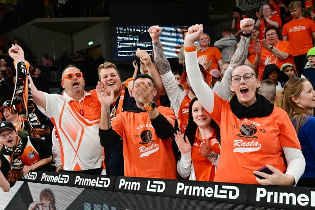GER, 1 BBL, Veolia Towers Hamburg vs SC Rasta Vechta 19 04 2026,,GER, 1 BBL, Veolia Towers Hamburg vs SC Rasta Vechta, in the picture the fans of Vechta cheer about the victory nordphotoxGmbH xWitke nph00002