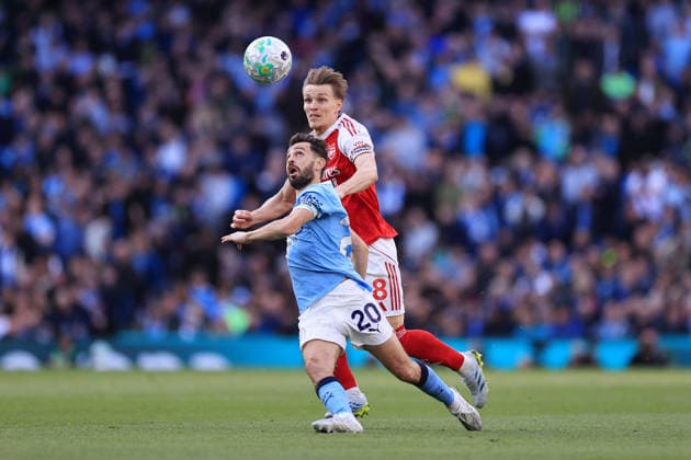 Fußball Premier League Manchester City gegen Arsenal 19. April 2026 Premier League Manchester City gegen Arsenal Bernardo Silva von Manchester City im Zweikampf mit Martin Odegaard von Arsenal Foto Simon Stacpoole Abseits Manchester UK  Copyright: xSimonxStacpoolexOffside