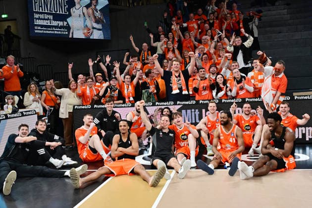GER, 1 BBL, Veolia Towers Hamburg vs SC Rasta Vechta 19 04 2026,,GER, 1 BBL, Veolia Towers Hamburg vs SC Rasta Vechta, in the picture the team from Vechta cheers with the fans about the victory nordphotoxGmbH xWitke nph00002