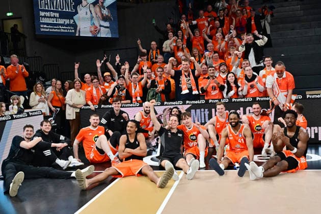 GER, 1 BBL, Veolia Towers Hamburg vs SC Rasta Vechta 19 04 2026,,GER, 1 BBL, Veolia Towers Hamburg vs SC Rasta Vechta, in the picture the team from Vechta cheers with the fans about the victory nordphotoxGmbH xWitke nph00002