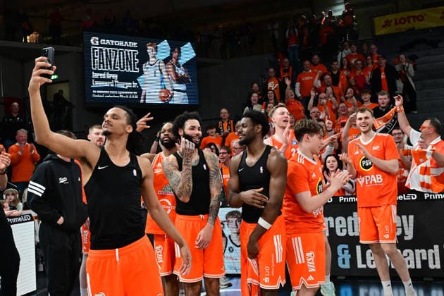 GER, 1 BBL, Veolia Towers Hamburg vs SC Rasta Vechta 19 04 2026,,GER, 1 BBL, Veolia Towers Hamburg vs SC Rasta Vechta, in the picture the team from Vechta cheers with the fans about the victory nordphotoxGmbH xWitke nph00002