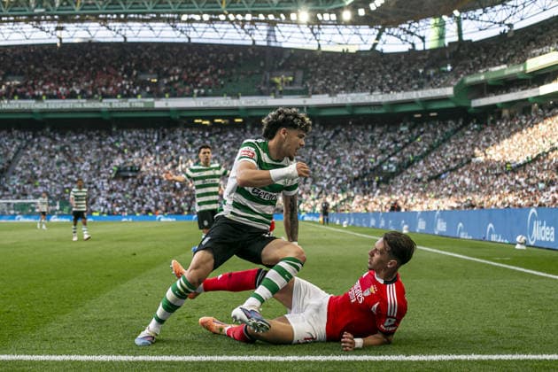 Maximiliano Araujo 20 of Sporting CP (L) and Amar Dedi? of SL Benfica (R) fight for possession during the Liga Portugal Betclic match between Sporting CP vs SL Benfica at Estadio Jose Alvalade on April 19th,2026 (Photo by Joao Bravo Sports Press Photo)  Copyright: xJoaoxBravo SportsxPressxPhotox Sportspressphoto_SPR133035