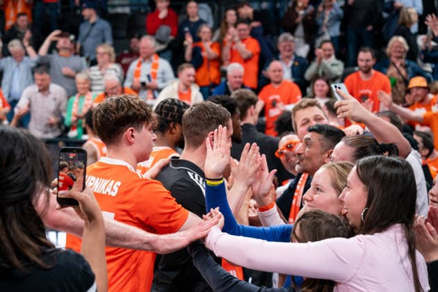 Vechta team cheers with the fans after victory, GER, Veolia Towers Hamburg vs RASTA Vechta, Basketball, Bundesliga, Matchday 30, Season 2025 2026, 19 04 2026 GER, Veolia Towers Hamburg vs RASTA Vechta, Basketball, Bundesliga, Matchday 30, Season 2025 2026, 19 04 2026 Hamburg Copyright: xEibner-Pressefoto MaxxVincenx EP_MVN