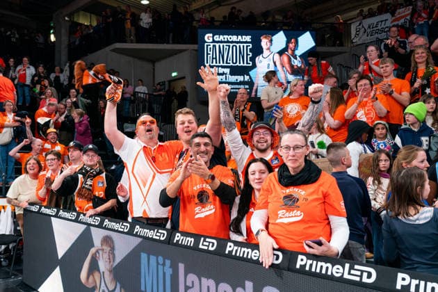 Vechta fans cheer after victory end of match, GER, Veolia Towers Hamburg vs RASTA Vechta, Basketball, Bundesliga, Matchday 30, Season 2025 2026, 19 04 2026 GER, Veolia Towers Hamburg vs RASTA Vechta, Basketball, Bundesliga, Matchday 30, Season 2025 2026, 19 04 2026 Hamburg Copyright: xEibner-Pressefoto MaxxVincenx EP_MVN