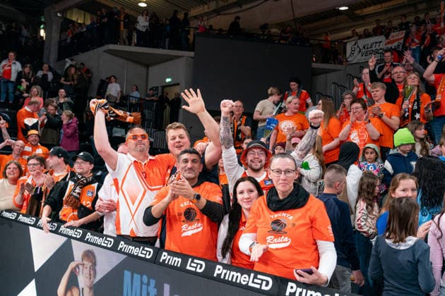 Vechta fans cheer after victory end of match, GER, Veolia Towers Hamburg vs RASTA Vechta, Basketball, Bundesliga, Matchday 30, Season 2025 2026, 19 04 2026 GER, Veolia Towers Hamburg vs RASTA Vechta, Basketball, Bundesliga, Matchday 30, Season 2025 2026, 19 04 2026 Hamburg Copyright: xEibner-Pressefoto MaxxVincenx EP_MVN
