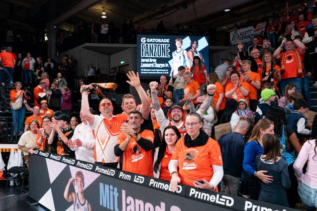Vechta fans cheer after victory end of match, GER, Veolia Towers Hamburg vs RASTA Vechta, Basketball, Bundesliga, Matchday 30, Season 2025 2026, 19 04 2026 GER, Veolia Towers Hamburg vs RASTA Vechta, Basketball, Bundesliga, Matchday 30, Season 2025 2026, 19 04 2026 Hamburg Copyright: xEibner-Pressefoto MaxxVincenx EP_MVN