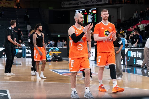 Tommy Kuhse RASTA Vechta, 12 cheers after victory end of game, GER, Veolia Towers Hamburg vs RASTA Vechta, Basketball, Bundesliga, Matchday 30, Season 2025 2026, 19 04 2026 GER, Veolia Towers Hamburg vs RASTA Vechta, Basketball, Bundesliga, Matchday 30, Season 2025 2026, 19 04 2026 Hamburg Copyright: xEibner-Pressefoto MaxxVincenx EP_MVN