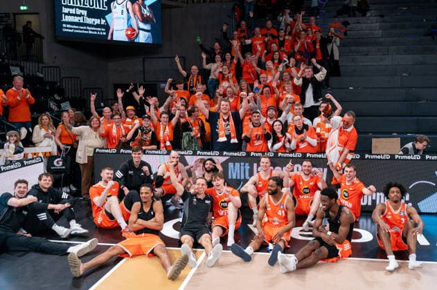Vechta team cheers with the fans after victory, GER, Veolia Towers Hamburg vs RASTA Vechta, Basketball, Bundesliga, Matchday 30, Season 2025 2026, 19 04 2026 GER, Veolia Towers Hamburg vs RASTA Vechta, Basketball, Bundesliga, Matchday 30, Season 2025 2026, 19 04 2026 Hamburg Copyright: xEibner-Pressefoto MaxxVincenx EP_MVN
