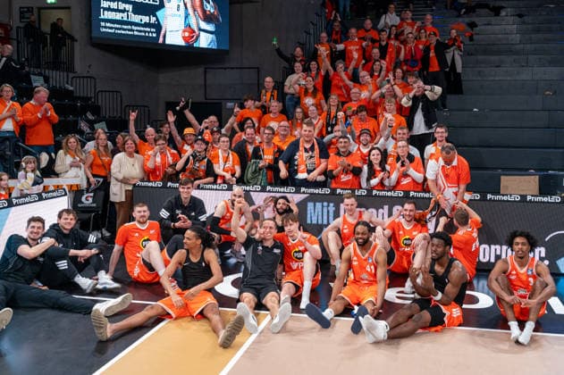 Vechta team cheers with the fans after victory, GER, Veolia Towers Hamburg vs RASTA Vechta, Basketball, Bundesliga, Matchday 30, Season 2025 2026, 19 04 2026 GER, Veolia Towers Hamburg vs RASTA Vechta, Basketball, Bundesliga, Matchday 30, Season 2025 2026, 19 04 2026 Hamburg Copyright: xEibner-Pressefoto MaxxVincenx EP_MVN