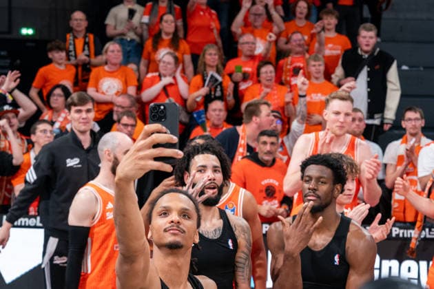 Vechta team cheers after victory end of game with the fans, Alonzo Verge Jr RASTA Vechta, 11 Selfie, GER, Veolia Towers Hamburg vs RASTA Vechta, Basketball, Bundesliga, Matchday 30, Season 2025 2026, 19 04 2026 GER, Veolia Towers Hamburg vs RASTA Vechta, Basketball, Bundesliga, Matchday 30, Season 2025 2026, 19 04 2026 Hamburg Copyright: xEibner-Pressefoto MaxxVincenx EP_MVN