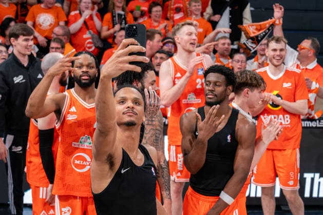 Vechta team cheers after victory end of game with the fans, Alonzo Verge Jr RASTA Vechta, 11 Selfie, GER, Veolia Towers Hamburg vs RASTA Vechta, Basketball, Bundesliga, Matchday 30, Season 2025 2026, 19 04 2026 GER, Veolia Towers Hamburg vs RASTA Vechta, Basketball, Bundesliga, Matchday 30, Season 2025 2026, 19 04 2026 Hamburg Copyright: xEibner-Pressefoto MaxxVincenx EP_MVN