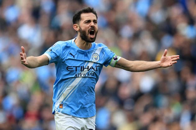 19th April 2026; Etihad Stadium, Manchester, Lancashire, England; Premier League Football, Manchester City versus Arsenal ; Bernardo Silva of Manchester City celebrates at full time DavidxBlunsden