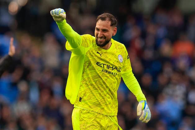 Manchester City v Arsenal, Premier League Gianluigi Donnarumma (25) of Manchester City celebrates the 2-1 victory at the end of the Premier League match between Manchester City and Arsenal at the Etihad Stadium, Manchester, UK on 19 April 2026. Manchester Etihad Stadium Manchester UK Editorial use only DataCo restrictions apply See www.football-dataco.com , Copyright: xConorxMolloyx PSI-24102-0099