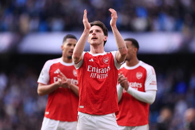 Fußball Premier League Manchester City gegen Arsenal 19. April 2026 Premier League Manchester City gegen Arsenal Declan Rice von Arsenal applaudiert den Fans nach dem Spiel Foto Simon Stacpoole Abseits Manchester UK  Copyright: xSimonxStacpoolexOffside