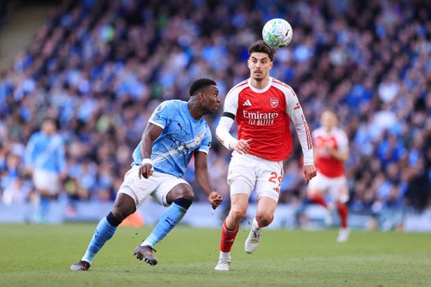 Fußball Premier League Manchester City gegen Arsenal 19. April 2026 Premier League Manchester City gegen Arsenal Marc Guehi von Manchester City im Zweikampf mit Kai Havertz von Arsenal Foto Simon Stacpoole Abseits Manchester UK  Copyright: xSimonxStacpoolexOffside